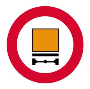Знак грузовик в красном. Грузовик с дорожными знаками. Знак прицеп. Дорожные знаки для грузовых автомобилей. Знак грузовым с прицепом запрещено.